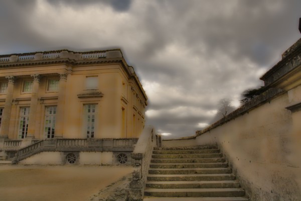 VersaillesChromo017 Château de Versailles, Petit Trianon, façade et escaliers extérieurs, jardin