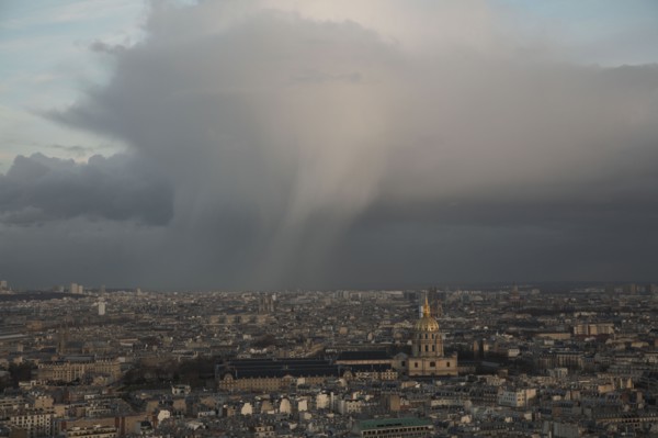 Paris 086 Paris, vue aérienne autour des Invalides, ciel d'orage au couchant