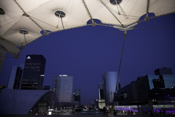 Paris 098 L'Esplanade de La Défense, gratte-ciels, CNIT, vers l'Arc de Triomphe, la nuit