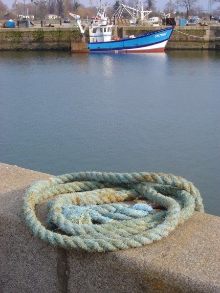 Normandie001 Environs de Honfleur, Trouville, côte normande. Bateau de pêcheur et cordage