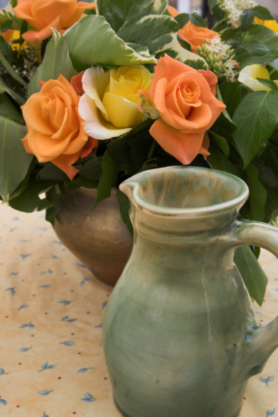 Provence402 Provence, Luberon, bouquet de roses et pichet provencal, table d'été