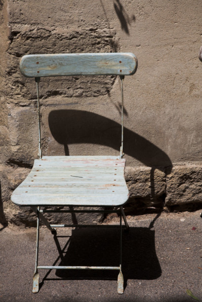 Provence410 Provence, Luberon, Lourmarin, village, ruelle, chaise ancienne
