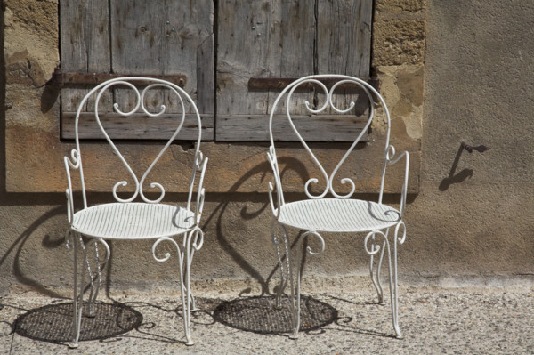 Provence411 Provence, Luberon, Lourmarin, village, ruelle, chaises de jardin, chaises anciennes