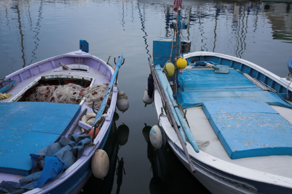 Provence447 Provence, Cassis, vieux port, filets de pêche, anciennes barques de pêche à quai