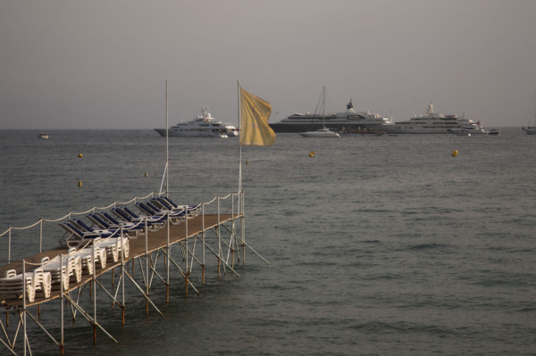 CoteAzur028 Cannes, la Croisette, plage et yachts dans la baie