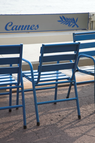 CoteAzur044 Cannes, la Croisette, chaises bleues