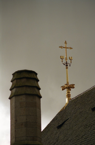 MtSaintMichel22 Toits des bâtiments monastiques de l'Abbaye du Mont Saint Michel par ciel d'orage