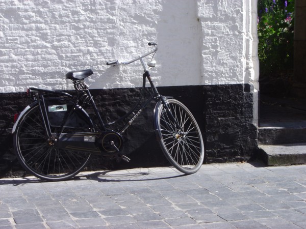 Bruges. Vélo dans les ruelles de Bruges