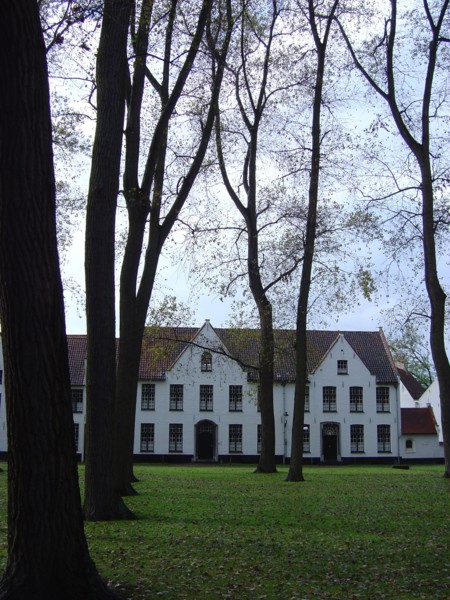 Bruges. Façades et jardin intérieur du Béguinage (Begijnhof), en automne