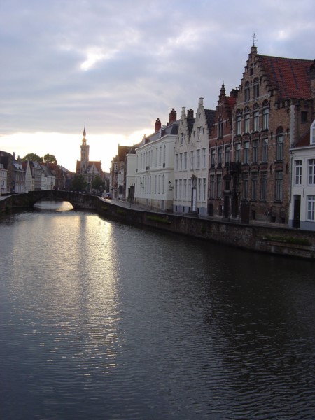Bruges. Quai et canal de la ville médiévale, façades d'hôtels particuliers, au coucher du soleil,