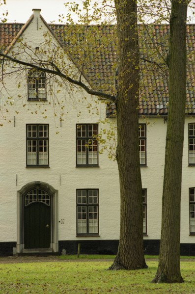 Bruges. Façades et jardin intérieur du Béguinage (Begijnhof), en automne