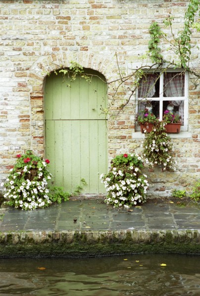 Bruges. Façade de maison, porte et fenêtre, au bord du canal en automne, ville médiévale