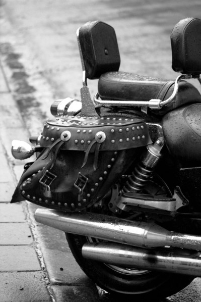 Bruges. moto dans les ruelles de la ville médiévale, en automne, après la pluie