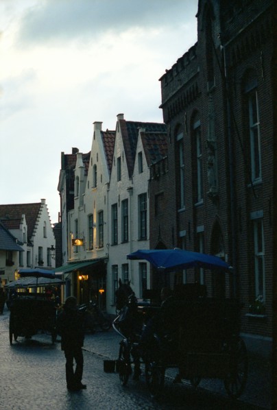 Bruges. Wijngaard-Plein, place face au Béguinage (Begijnhof) en automne à la tombée du jour, le