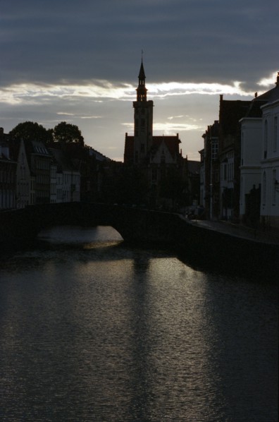 Bruges. Quais,pont et canal de la ville médiévale, façades d'hôtels particuliers, au coucher du