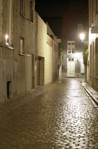 Bruges de nuit : ruelle, pavés sous la lumière des réverbères