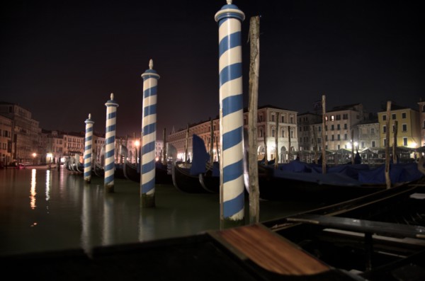 Venise 2008-2009. Nuit, Grand Canal, gondoles, Palais, pieux blanc et bleu (pali)