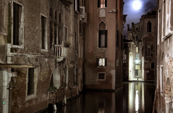 Venise 2008-2009. Nuit, rio, canal, palais, reflets, pleine lune