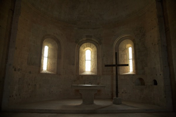 Provence828 Abbaye du Thoronet : intérieur de l'église (chœur en abside voûtée formant la moitié