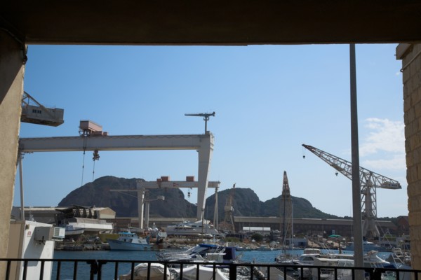 Provence768 La Ciotat, le rocher (Ile verte et Cap de l'Aigle) et les chantiers navals depuis le