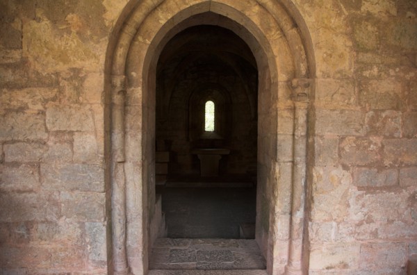 Provence842 Abbaye du Thoronet : accès du cloître vers la salle capitulaire (porte en ogive,