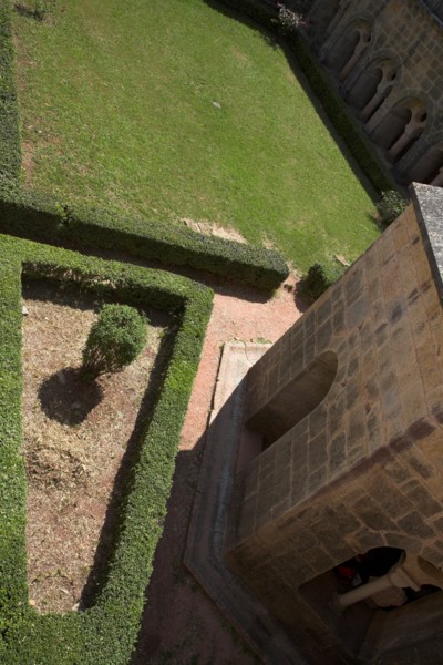 Provence795 Abbaye du Thoronet, vue supérieure du jardin du cloître et du lavabo depuis le haut du
