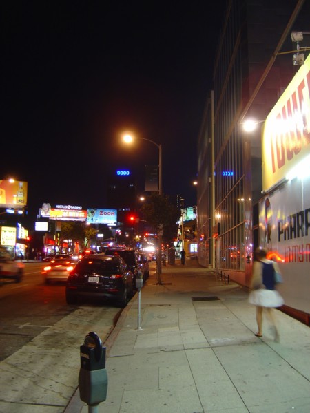 Sunset Boulevard de nuit (circulation automobile et passants)