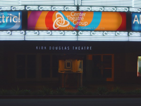 Kirk Douglas Theater à Culver City, Los Angeles (de nuit)