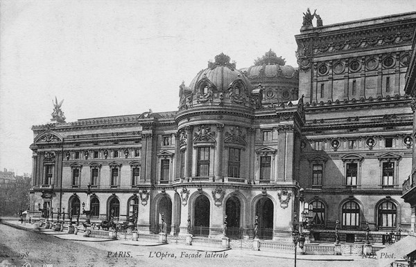 Façade latérale Est de l'Opéra Garnier, vers 1900