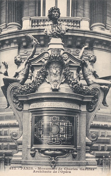 Monument en hommage à Charles Garnier, architecte de l'Opéra, vers 1900