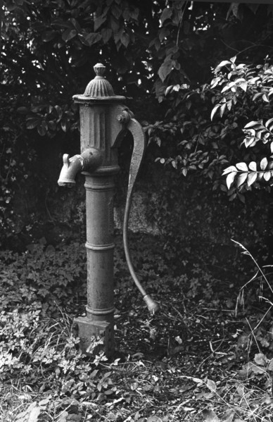 Pompe à eau ancienne