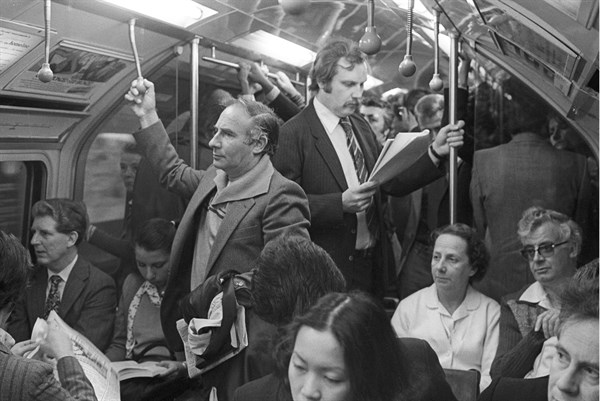 Heure de pointe dans le métro londonien en 1979