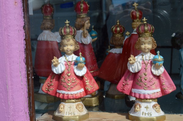 Enfants Jésus de Prague dans une vitrine