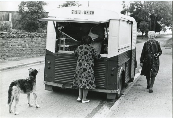 Commerce ambulant dans un village français