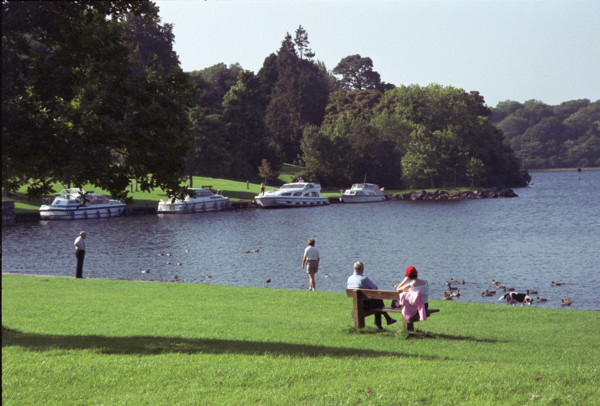 Promeneurs au Lough Key, lac au nord du comté de Roscommon, en Irlande.
1984