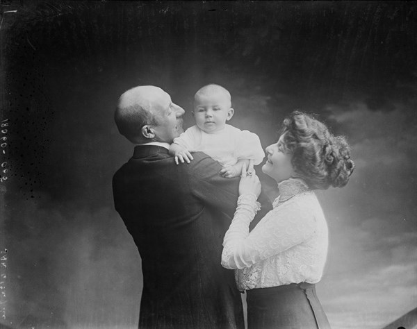 Georges de Grèce et Marie Bonaparte avec leur fils Pierre
