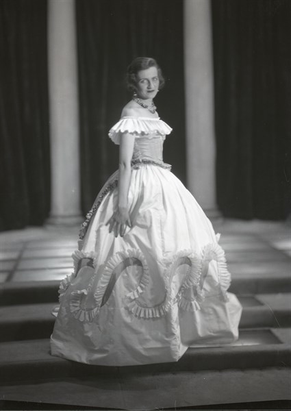 Madame Errazuriz dans une robe de la maison Lelong