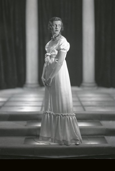 Madame Errazuriz dans une robe de la maison Lelong