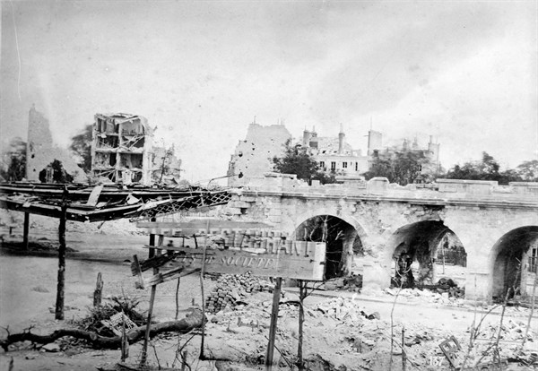 Commune de Paris : viaduc et gare d'Auteuil détruits