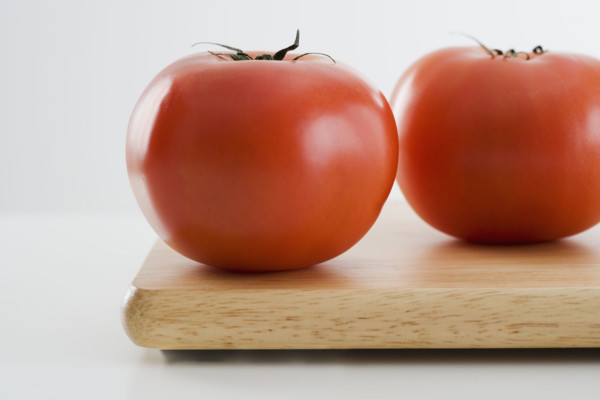 Tomatoes on cutting board.