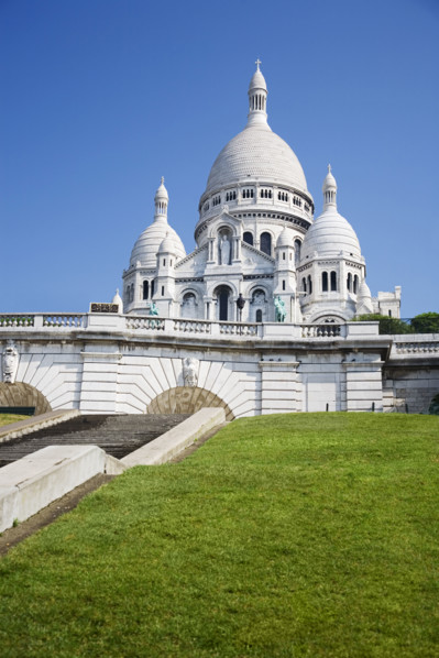 Domed building under blue sky.