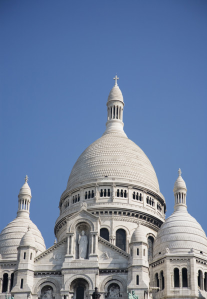 Domed building under blue sky.