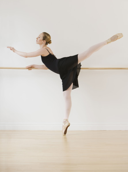 Female ballet dancer in dance studio.