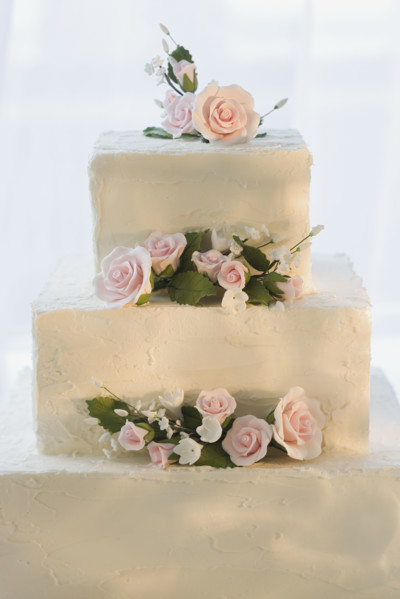 Wedding cake with flowers.