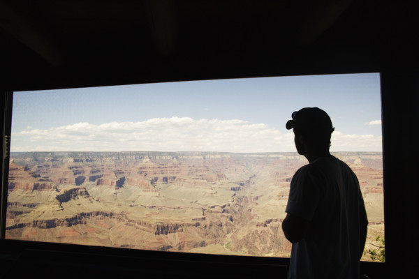 Silhouette of man on boxcar. Date : 2006