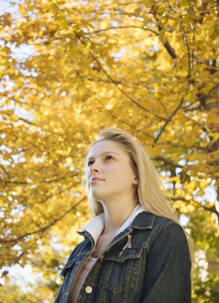 Woman outdoors on a fall day. Date : 2006