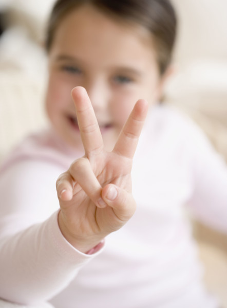 Girl holding up two fingers. Date : 2006