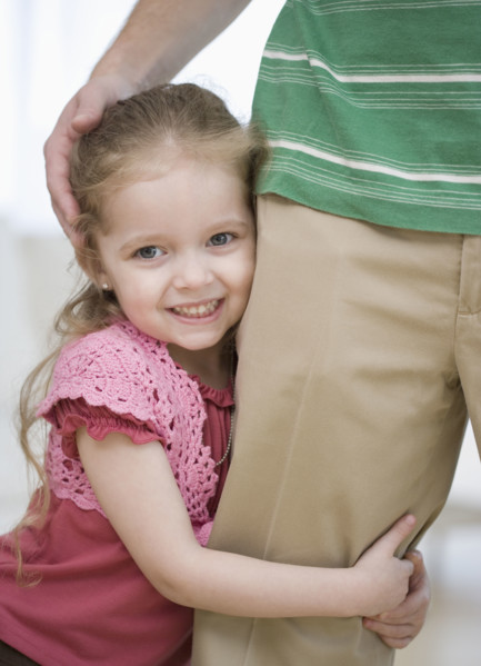 Girl hugging father’s leg. Date : 2007