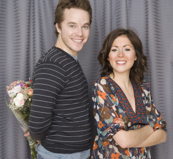 Man surprising girlfriend with flowers. Date : 2007