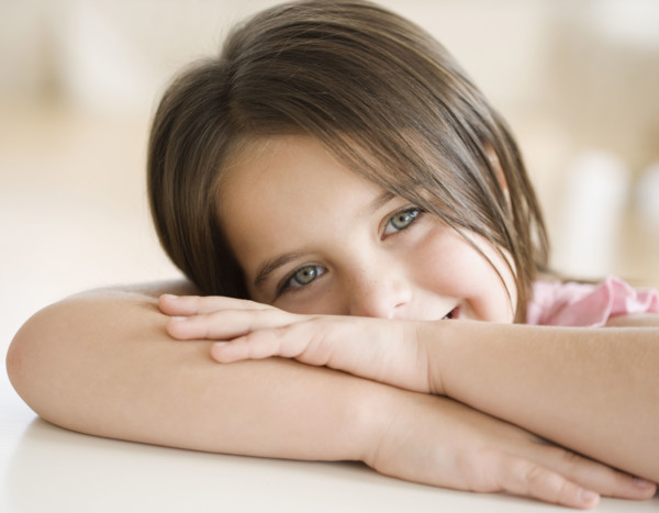 Portrait of girl leaning head on arms. Date : 2006